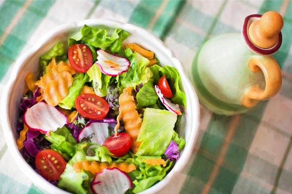 Foto de Prato colorido de salada saudável com vegetais frescos para dieta personalizada